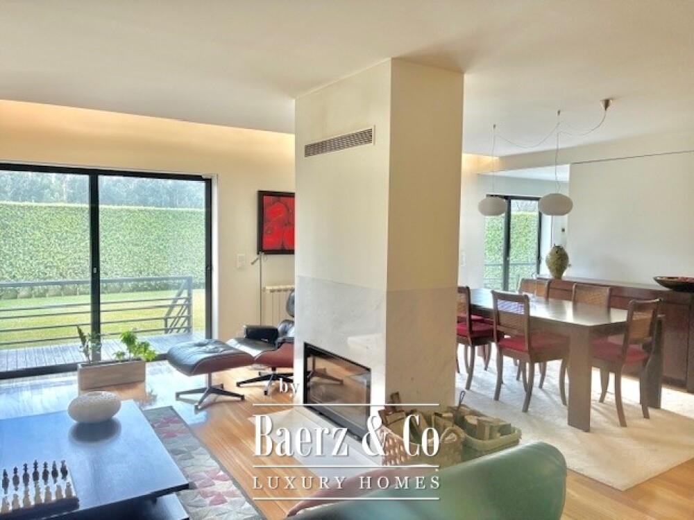 Excellent 5 bedroom villa image