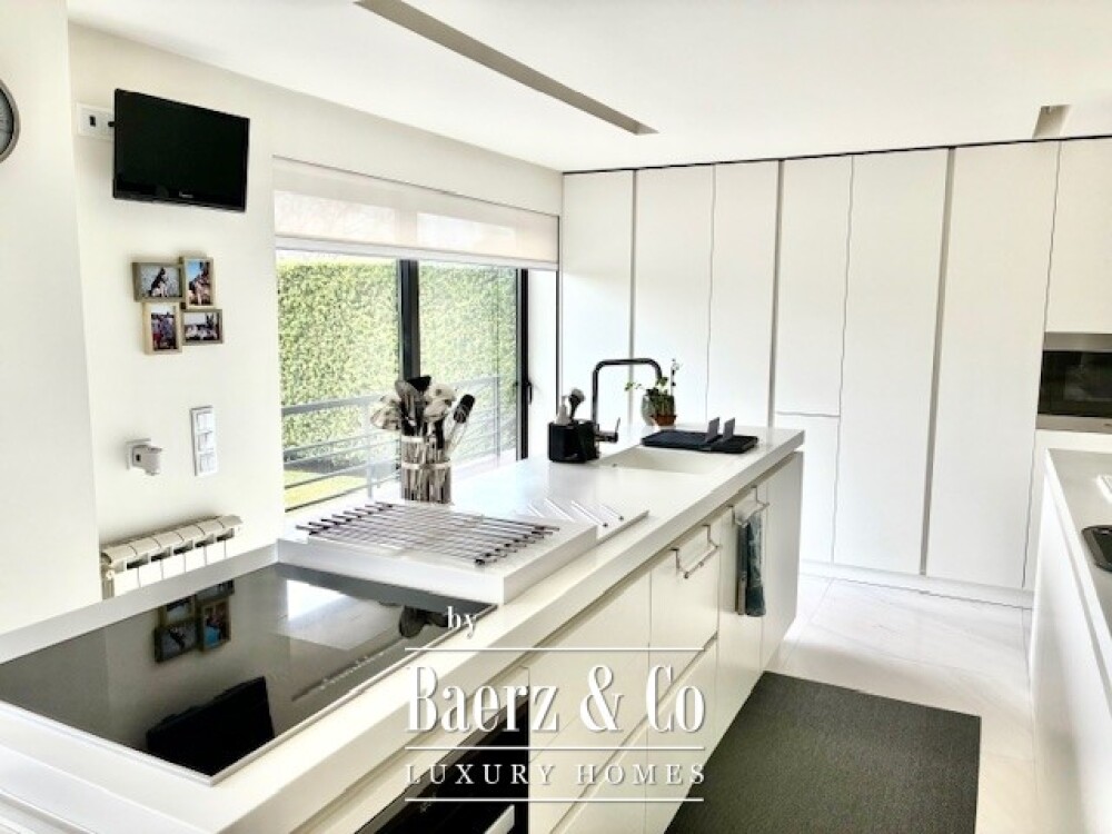 Excellent 5 bedroom villa image