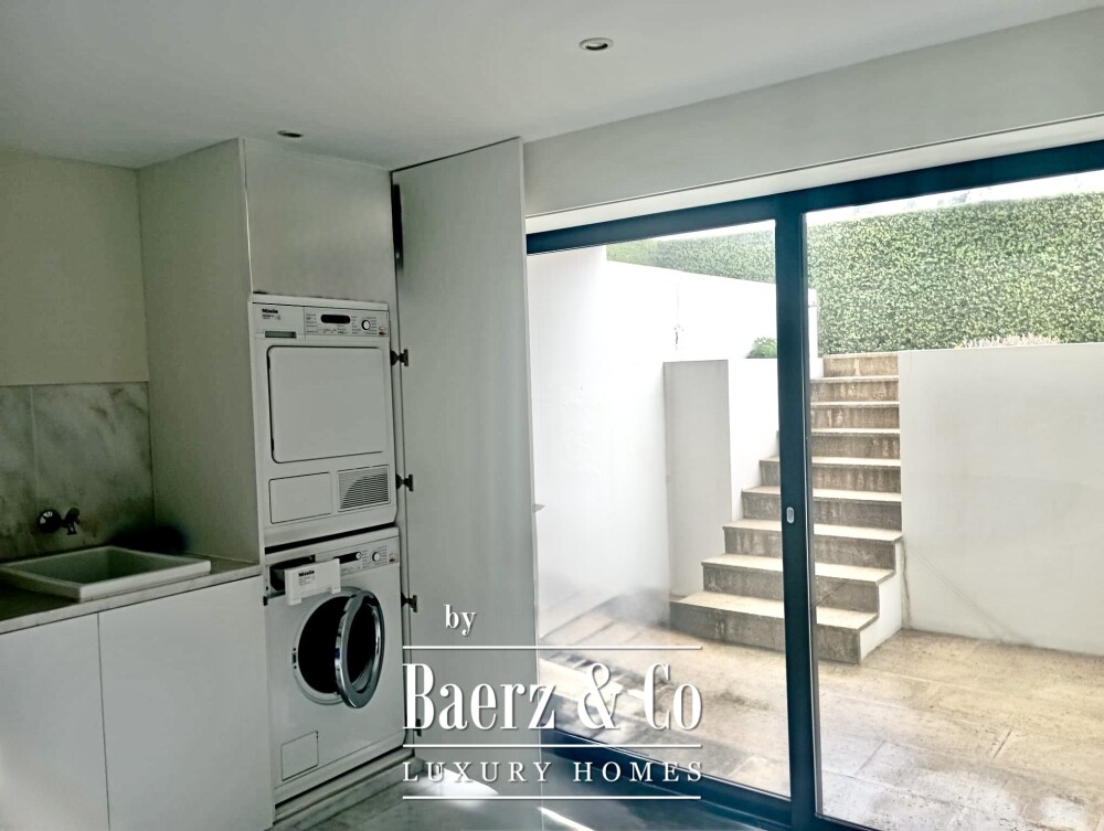 Excellent 5 bedroom villa image