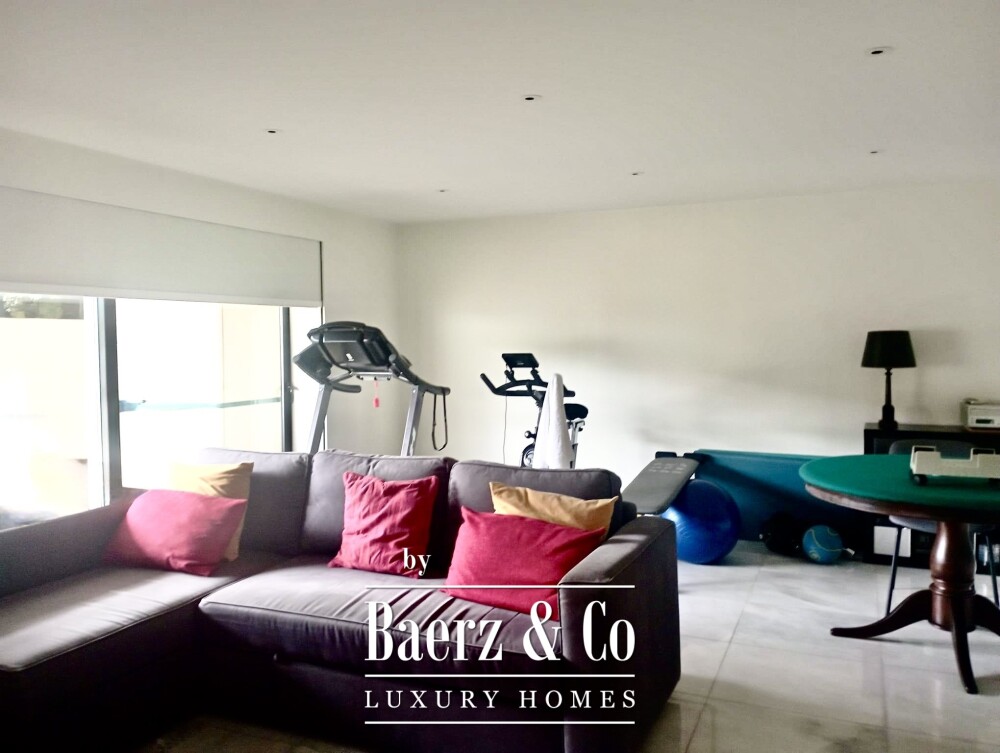 Excellent 5 bedroom villa image