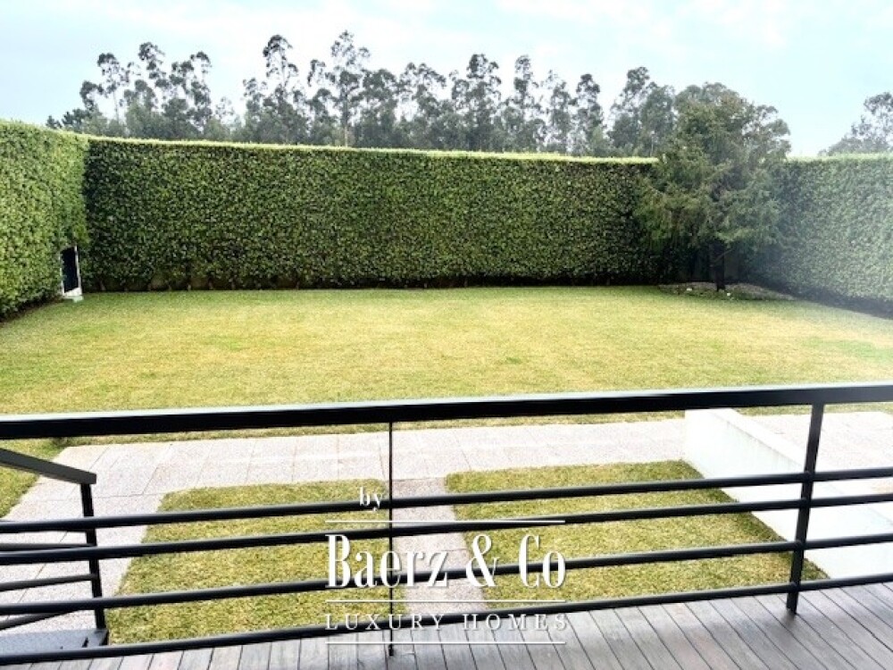 Excellent 5 bedroom villa image