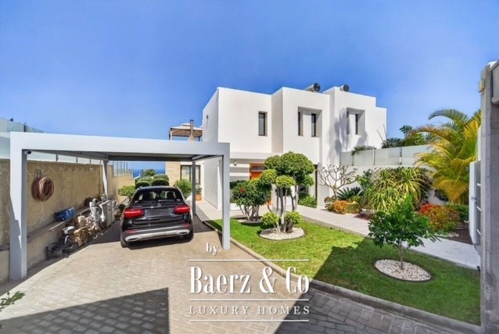 Exclusive Iuxury semi-detached villa with panoramic sea views image