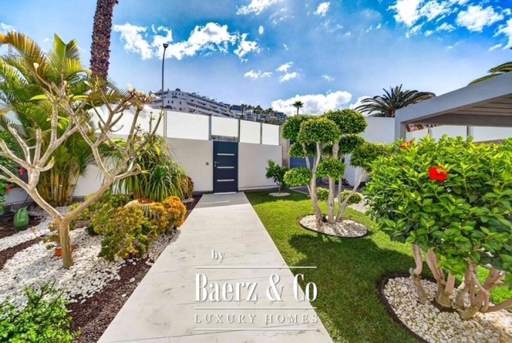 Exclusive Iuxury semi-detached villa with panoramic sea views image