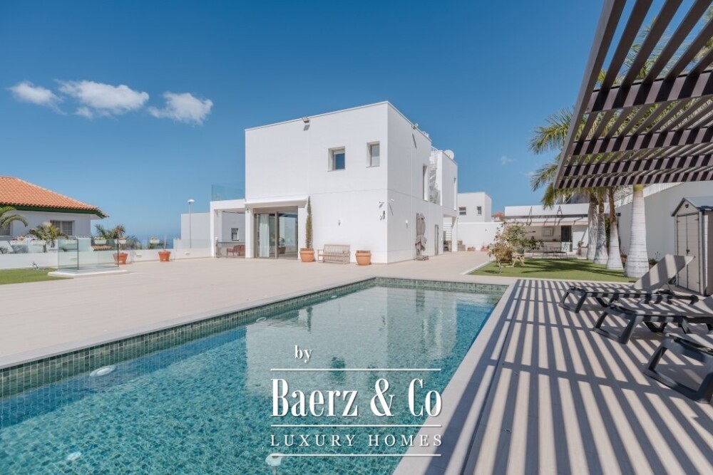 Spacious 5-bedroom villa in Roque del Conde, Tenerife image