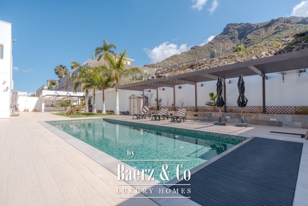 Spacious 5-bedroom villa in Roque del Conde, Tenerife image