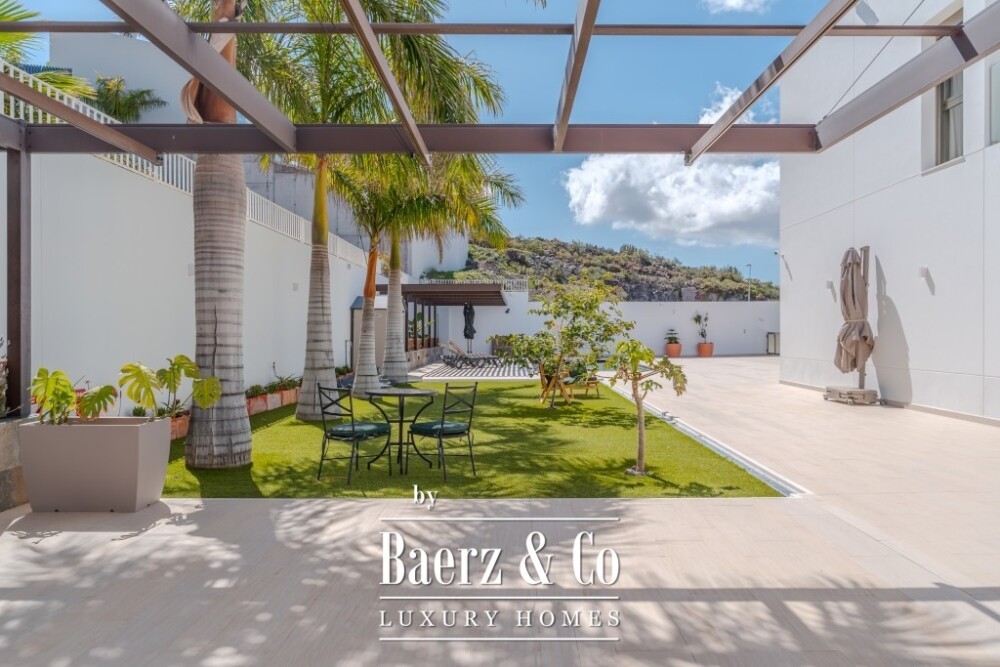 Spacious 5-bedroom villa in Roque del Conde, Tenerife image