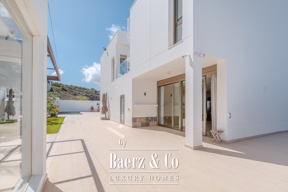 Spacious 5-bedroom villa in Roque del Conde, Tenerife image
