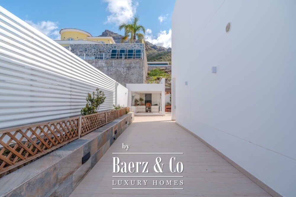 Spacious 5-bedroom villa in Roque del Conde, Tenerife image