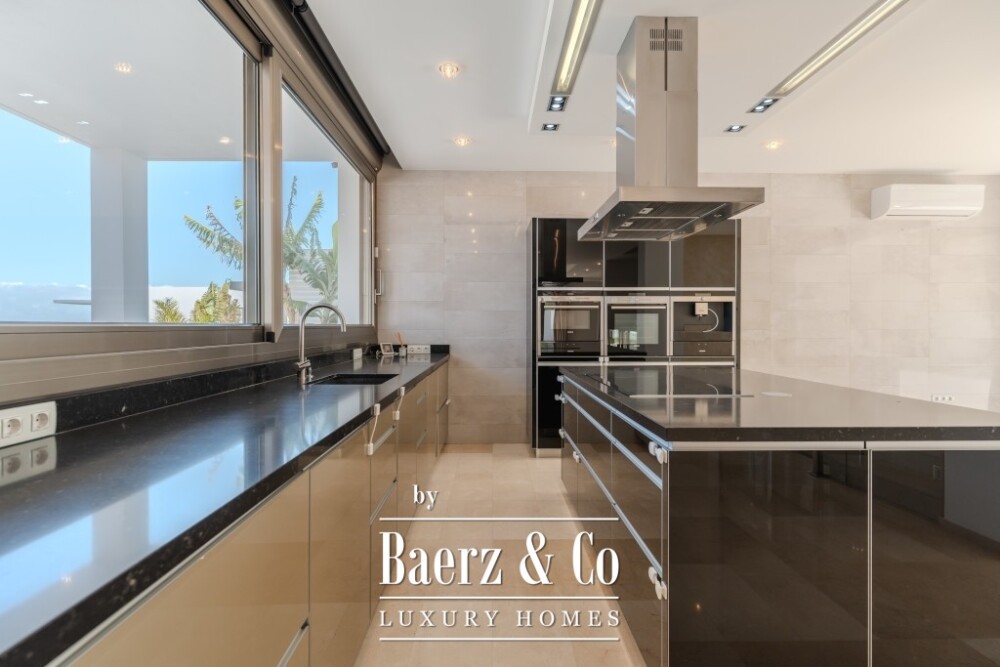 Spacious 5-bedroom villa in Roque del Conde, Tenerife image
