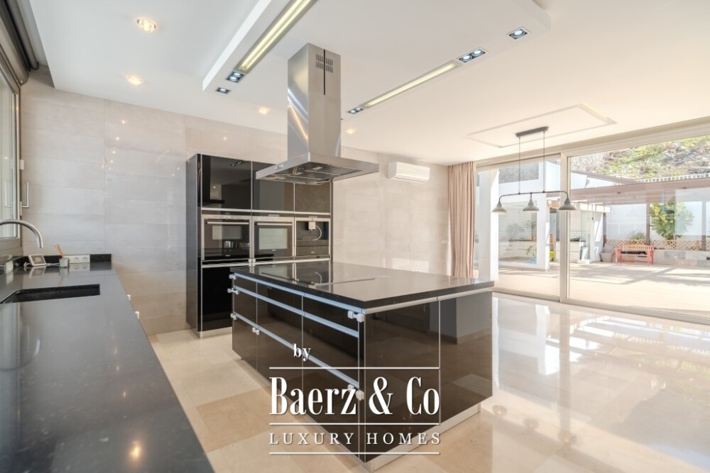 Spacious 5-bedroom villa in Roque del Conde, Tenerife image
