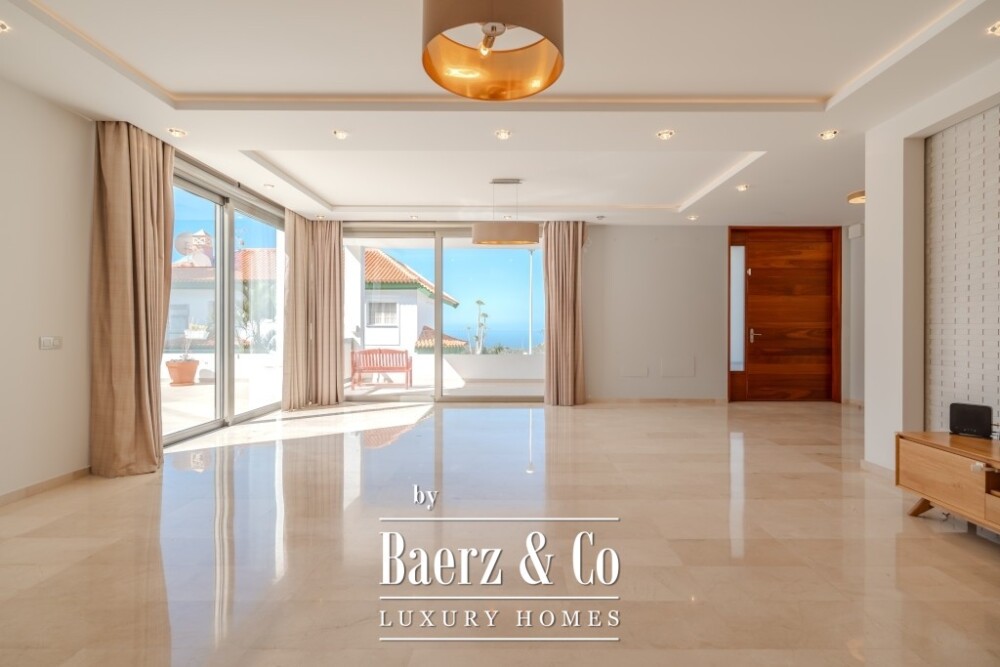 Spacious 5-bedroom villa in Roque del Conde, Tenerife image