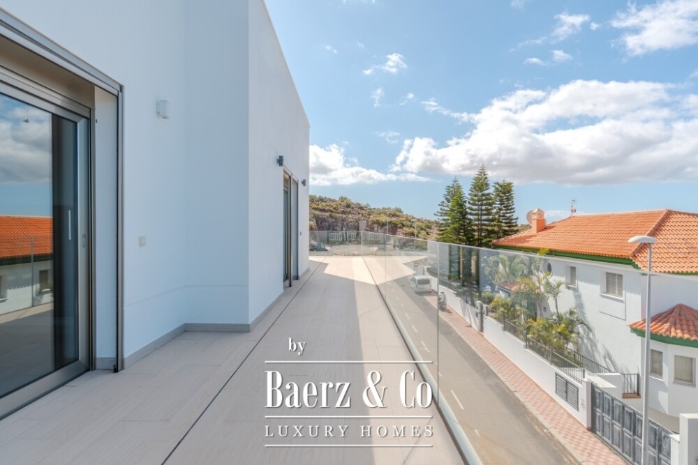 Spacious 5-bedroom villa in Roque del Conde, Tenerife image