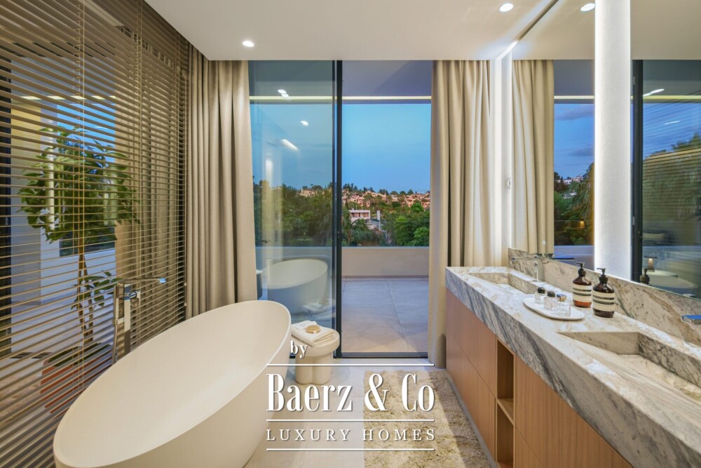 Villa - New Golden Mile - Estepona East - Ref: 8739 image