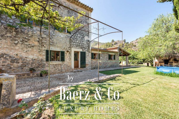 photo 4 This semi-detached townhouse, situated just two minutes' walk from Repic beach, offers just that- a sunny garden and easy access to the beach.