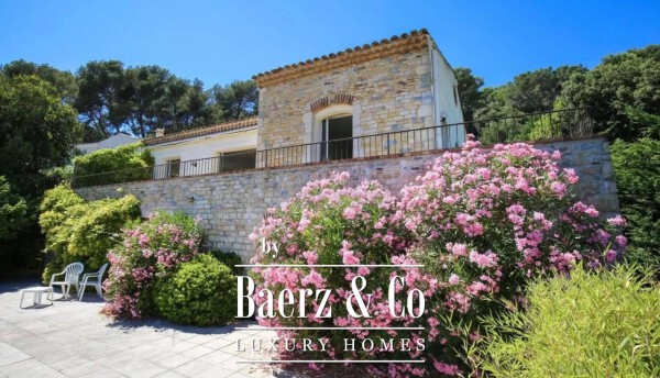 photo 3 VALLAURIS, NEAR CANNES -  BRIGHT PROVENCAL VILLA - PANORAMIC SEA VIEW