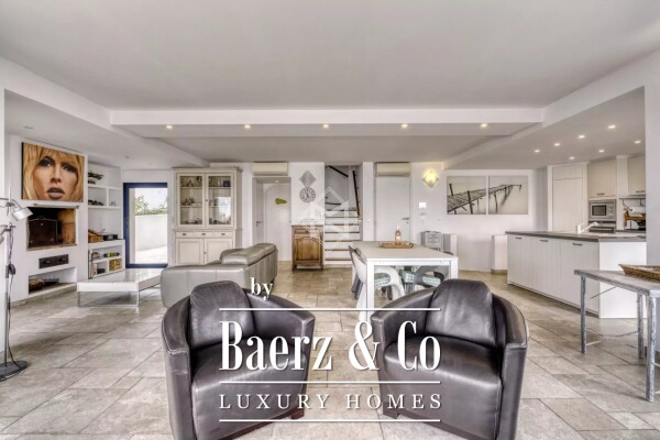 photo 5 Waterfront, renovated villa with direct access to the sea