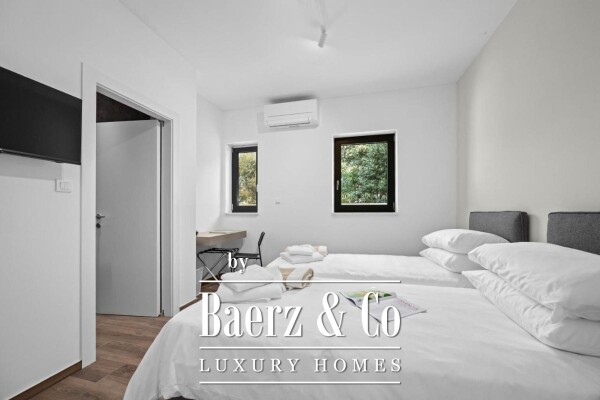 photo 26 Istria, Banjole, semi-detached villa first row to the sea 244 m² with a view of the Marina