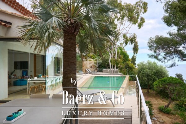 photo 5 Waterfront Villa with Private access to the beach and Dock - Le Lavandou