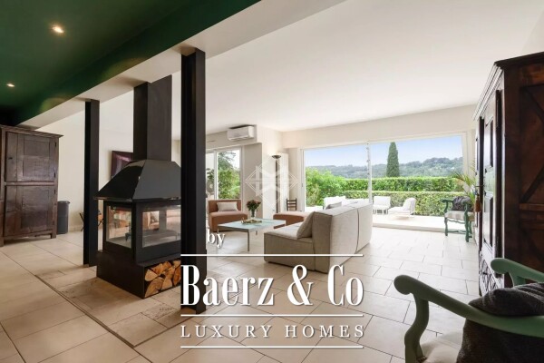 photo 6 Charming Villa Nestled in a Green Oasis