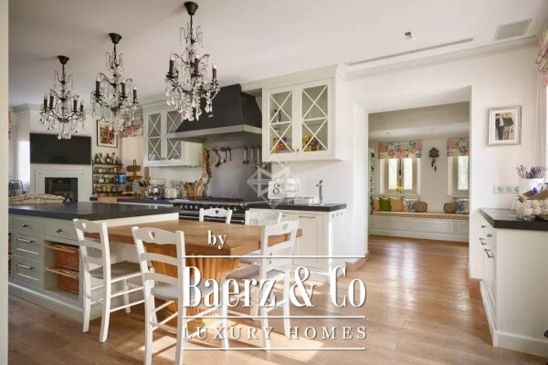 photo 10 Elegant private mansion in the heart of a vast estate