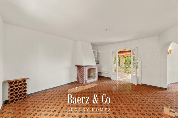 photo 4 House with garden and potential for a swimming pool, just steps from the sea